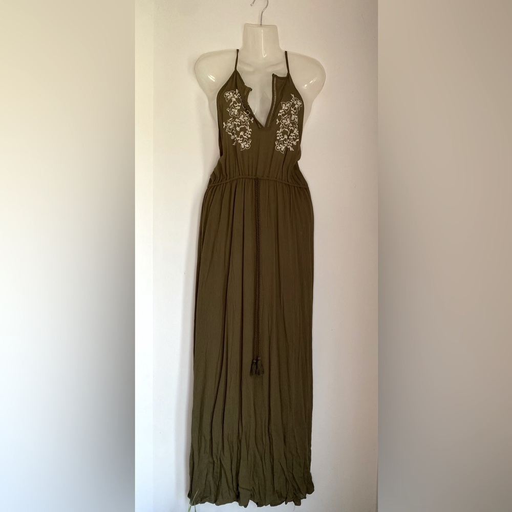 Love Tree women’s large flowy green bohemian V-cut tank maxi dress.